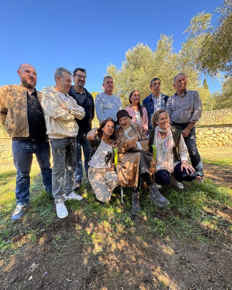 Ahir vam ser a la presentació de la nova collita de la DOP Siurana, una cita imprescindible per als amants de l’oli d’oliva verge extra del nostre territori. Un honor compartir el moment amb la Pilarín Bayés, padrina de la campanya, i obsequiar-la amb un oli del raig d’Olis Solé