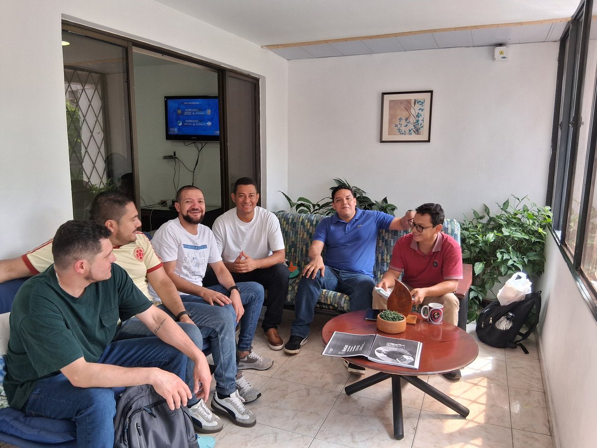 #Hoy, casa llena.
✅️Reunión comisión negociadora <a href="/Sintracarcol/">SINTRACARCOL (1947)</a>.
✅️Conversatorio revolución de #Octubre.
✅️Reunión <a href="/SINALTRACOMFA/">SINALTRACOMFASALUD</a> #Cali.
✅️Grabación #SalsaObrera.
<a href="/Sintracarcol/">SINTRACARCOL (1947)</a> es la casa de los. sindicatos de #Colombia🇨🇴