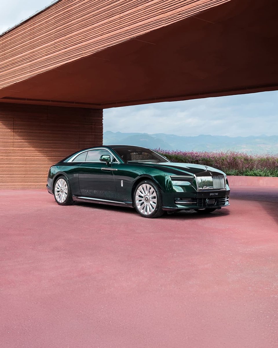 Spectre. 

Experience a super coupé of sculptural elegance. 
 
To discover more, see link in bio.
 
 #RollsRoyce #RollsRoyceEdinburgh #Edinburgh #bespoke #Spectre