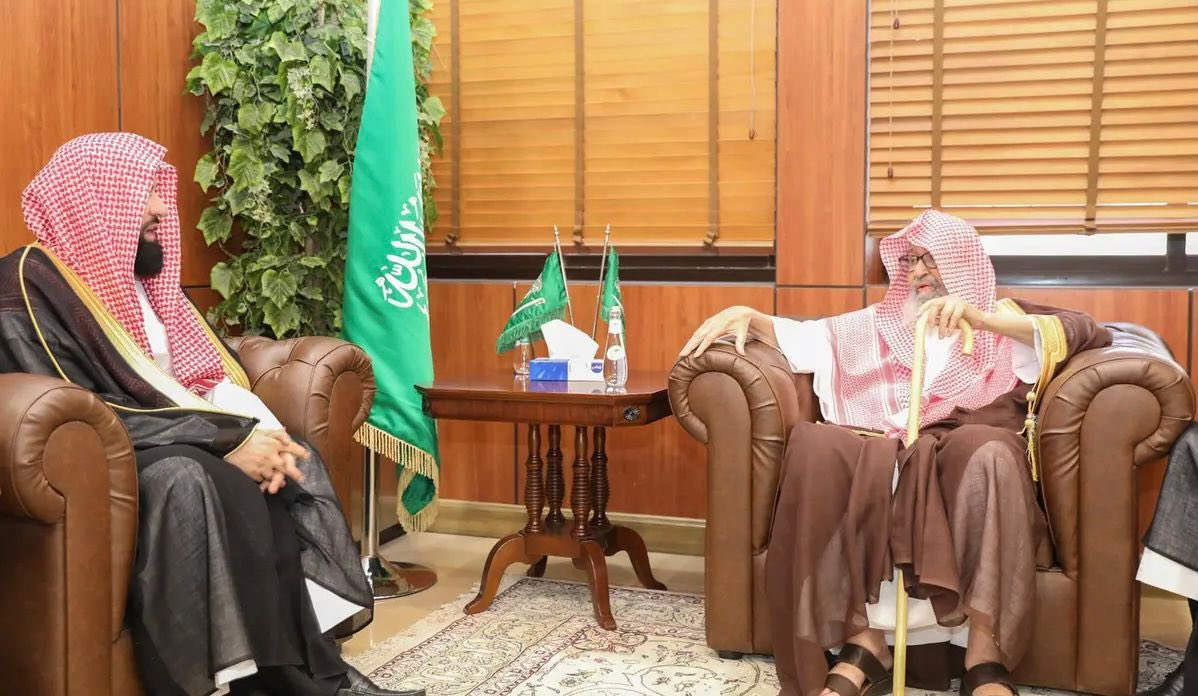 سماحة مفتي عام المملكة يستقبل معالي الرئيس العام لـ #هيئة_الأمر_بالمعروف والنهي عن المنكر.

pv.gov.sa/news/Pages/N1-…