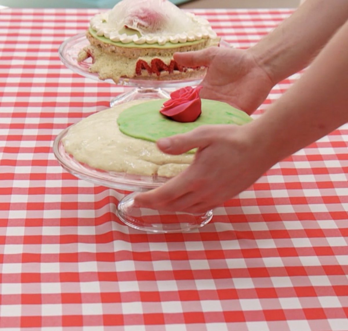 DOPreston's tweet image. I know I shouldn’t laugh because I couldn’t do any better but that made me howl!! Just too funny. “It looks like a pond” 😂 #GBBO