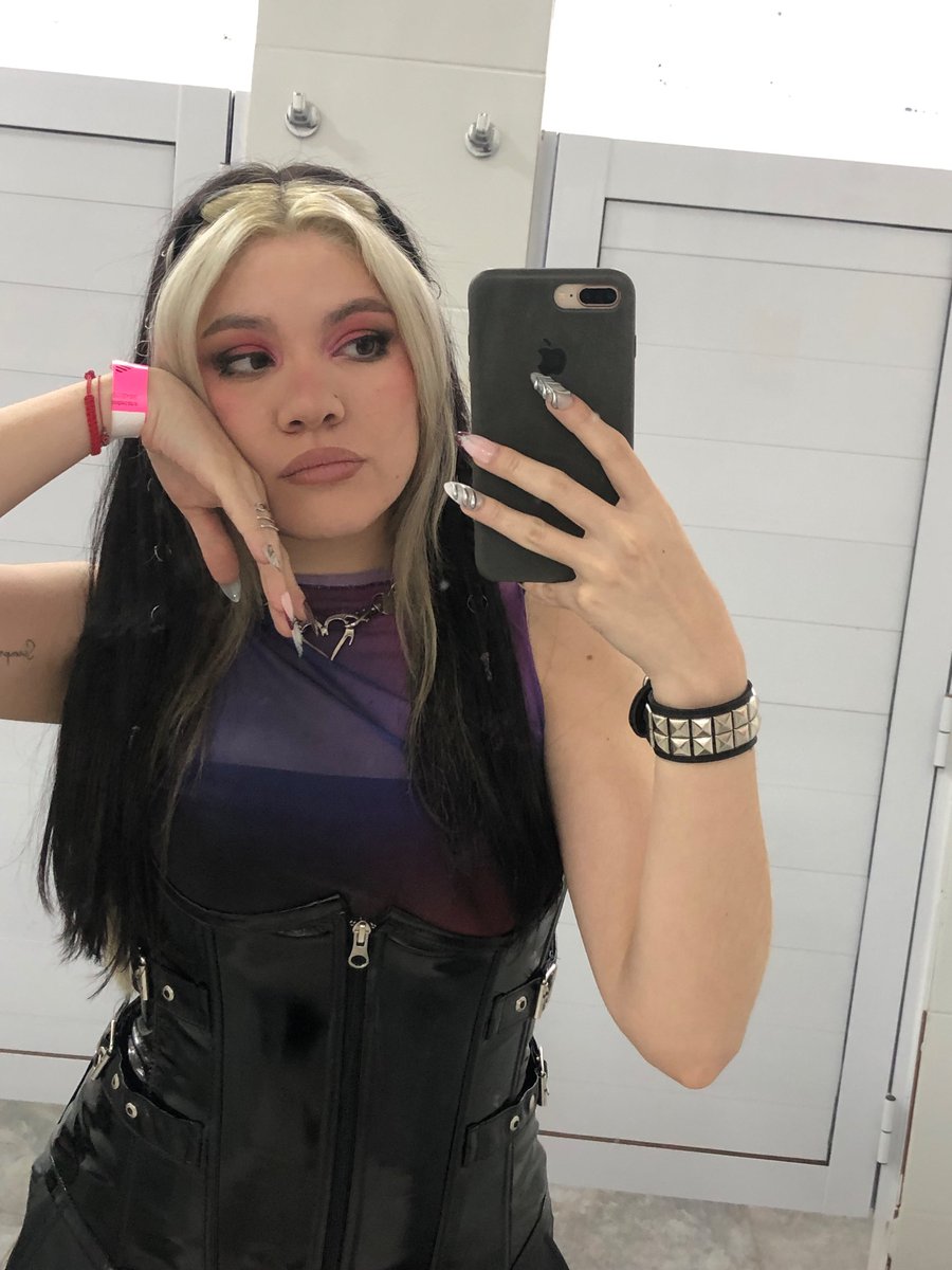 Dollzivy's tweet image. Ayer modo Inferno 😈💜 #adollz