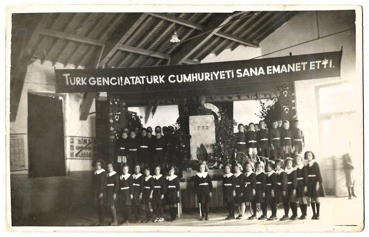 Türk genci! Atatürk Cumhuriyeti sana emanet etti. Bunu unutma!