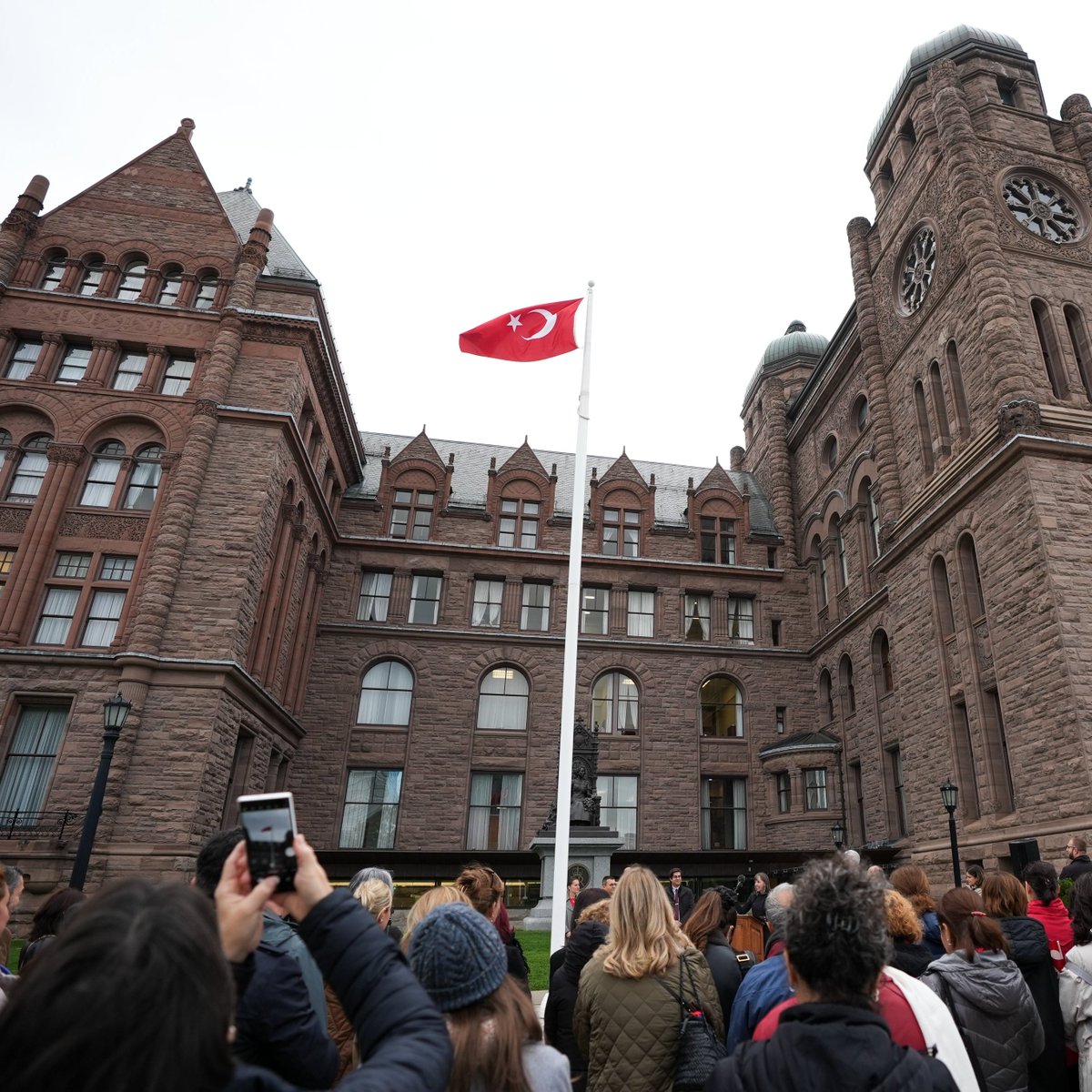 Kanada'nın en büyük şehri Toronto'da Türk Bayrağı göndere çekildi.