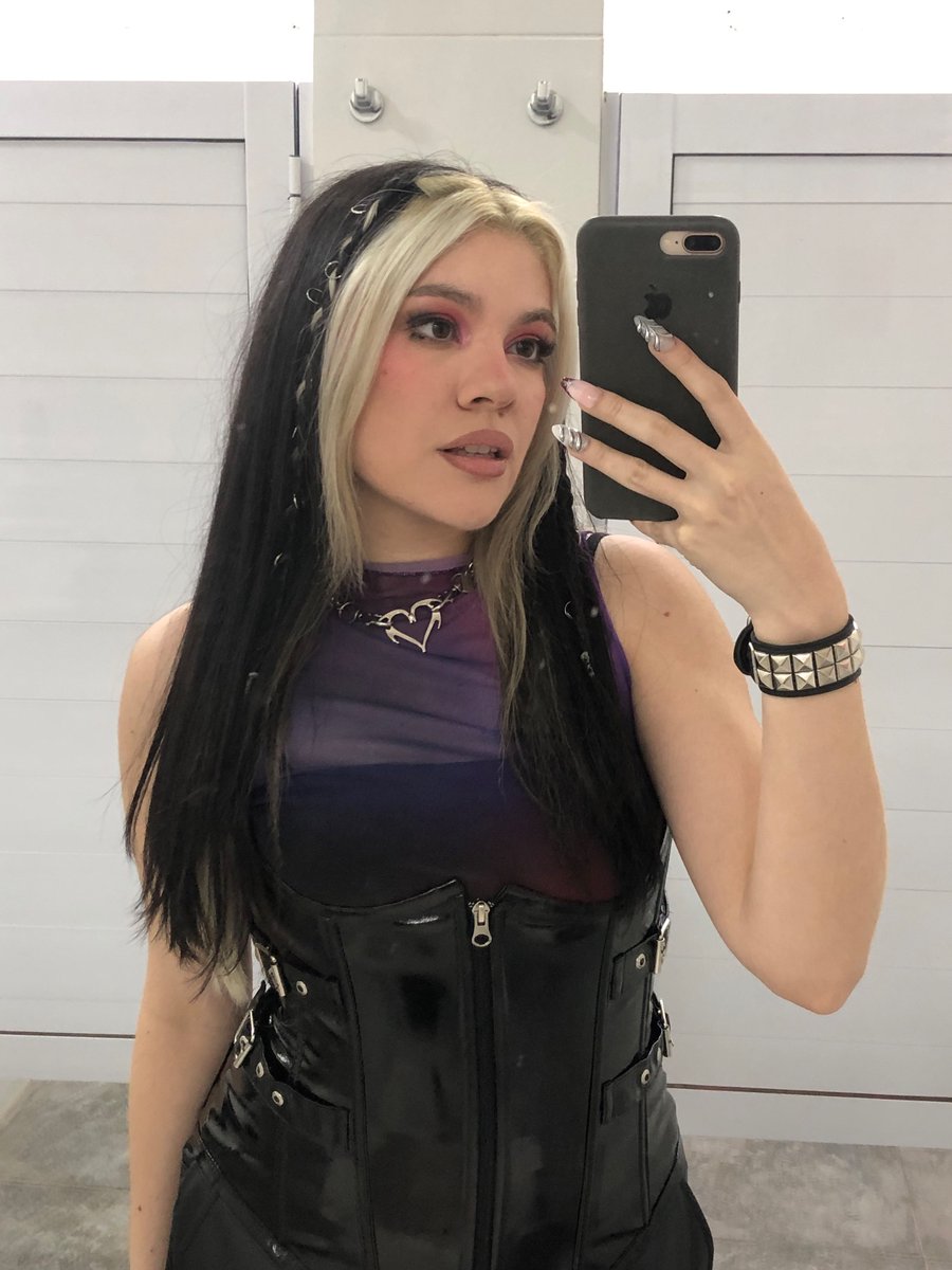 Dollzivy's tweet image. Ayer modo Inferno 😈💜 #adollz