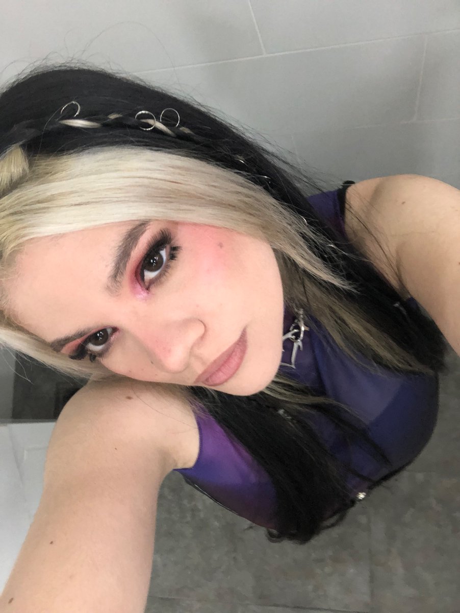 Dollzivy's tweet image. Ayer modo Inferno 😈💜 #adollz