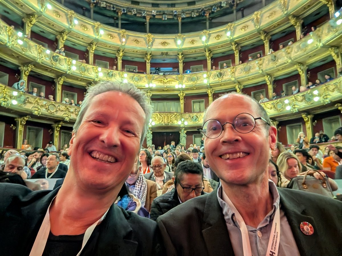 Retrouvailles entre Belges au #CongresFIDH à Bogota, avec mon ami Olivier De Schutter, rapporteur spécial des #NationsUnies pour les #droitshumains et l'extrême pauvreté.
Il nous expose avec brio son dernier rapport à l'ONU et le grand défi: éradiquer la pauvreté sans croissance.