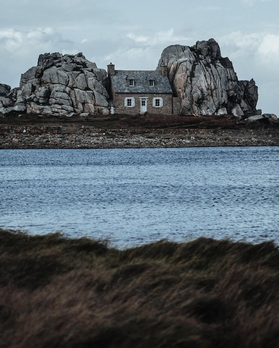 visualsofearth1's tweet image. House Between the Rocks, Brittany, France