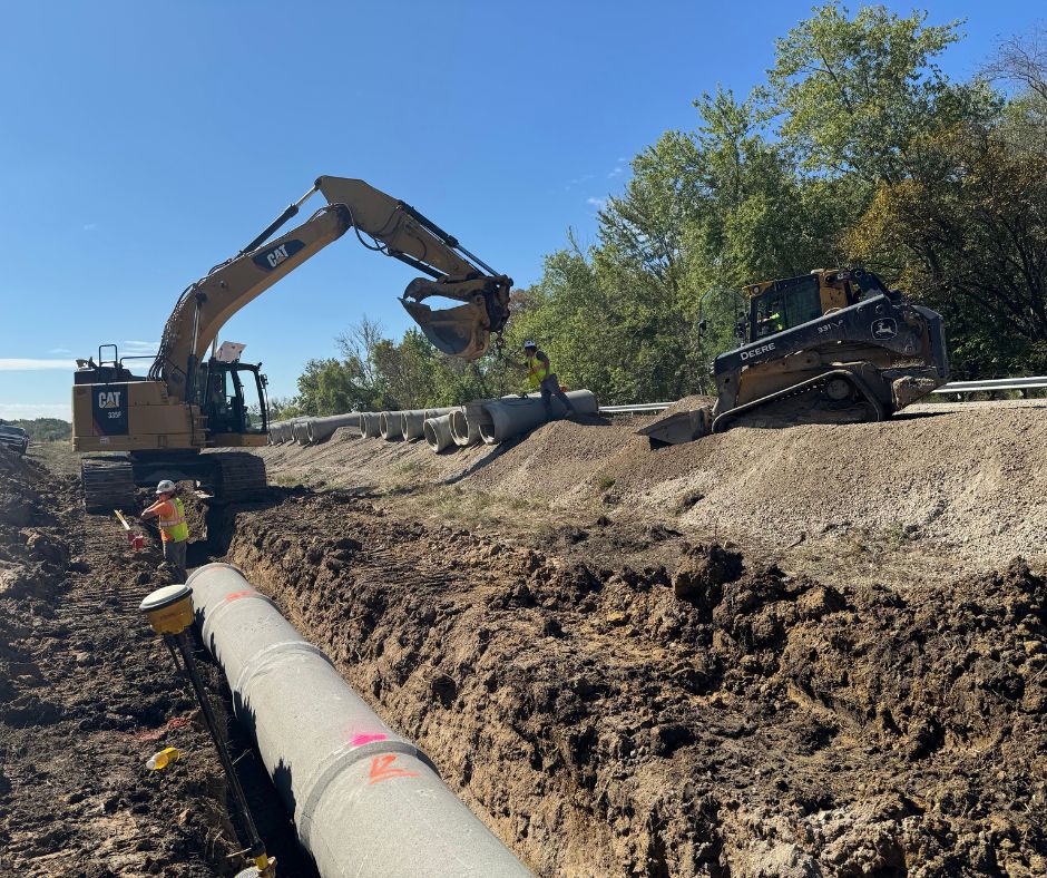 🚧👷‍♂️ Dirt. Pipes. Progress! On I-57 in Franklin &amp; Jefferson counties, storm sewers are 50% complete from south of Marcum Branch Bridge to Atchison Creek Bridge. Crews are shaping the roadbed for a new lane and shoulder. The $105M project wraps up in 2029.
idot.click/i-57-south