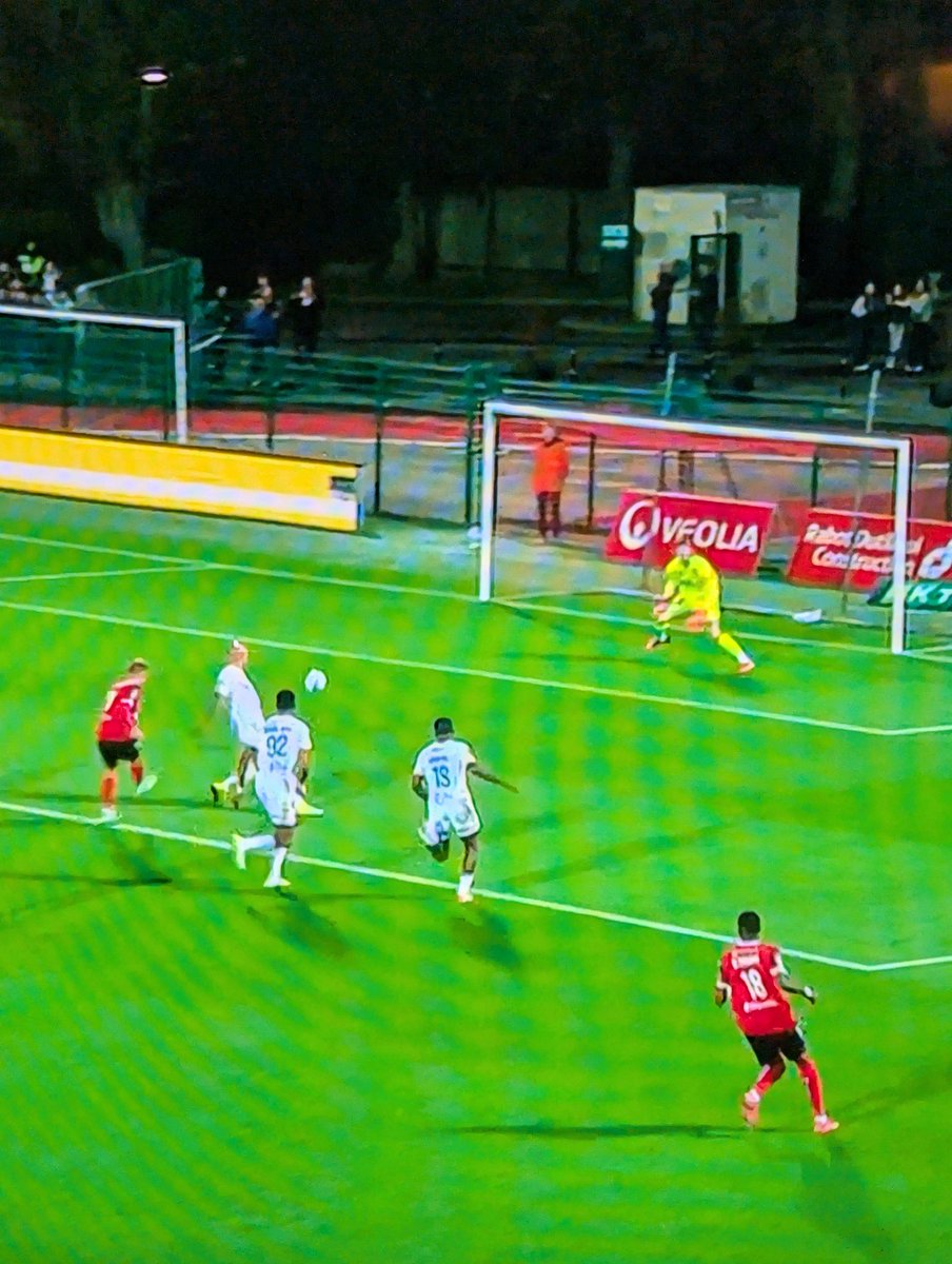 Entre Abdul Koné qui ne sait pas jouer le hors-jeu, Pallois qui ne serre pas assez et Jaouen avec un placement plus que douteux, forcément ça fait but #SDR