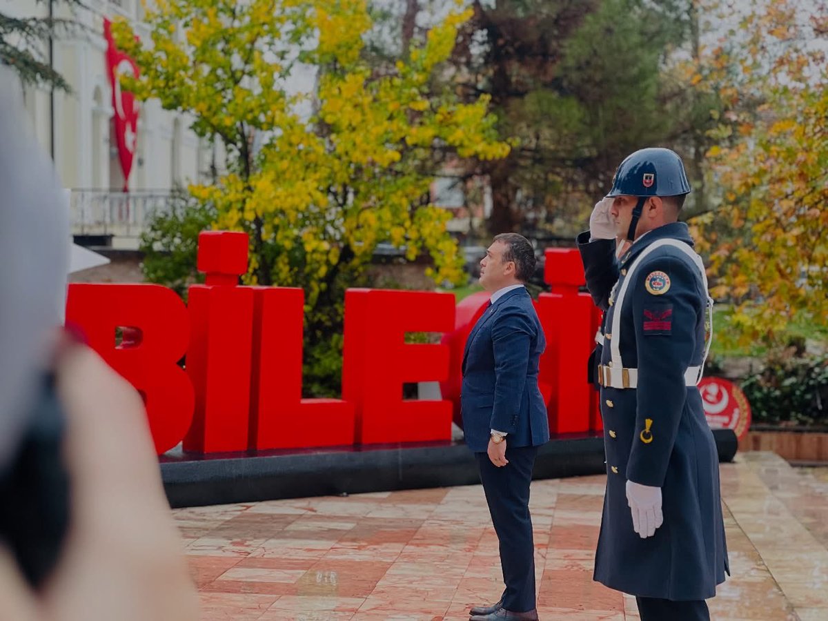 Bir asır önce millet iradesiyle yükselen Cumhuriyet, bugün aynı inançla yoluna devam ediyor.
AK Parti teşkilatı olarak, Cumhuriyetimizin 102. yıl dönümünde çelenk sunma törenine katıldık.
Bu aziz emaneti, yarınlara daha güçlü taşımaya kararlıyız.