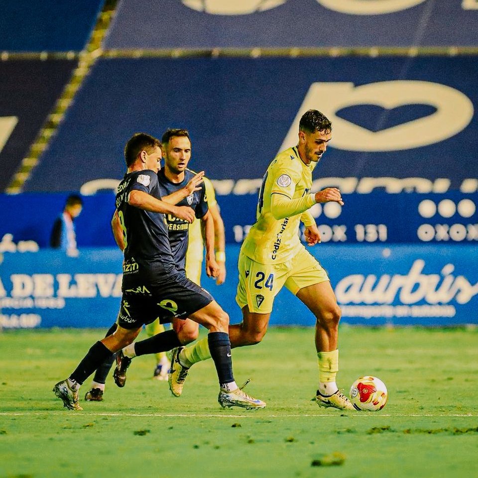 2⃣4⃣ Joaquín González: debut oficial ⚽

🔵💛 #UCAMMurciaCádiz #CopaDelRey