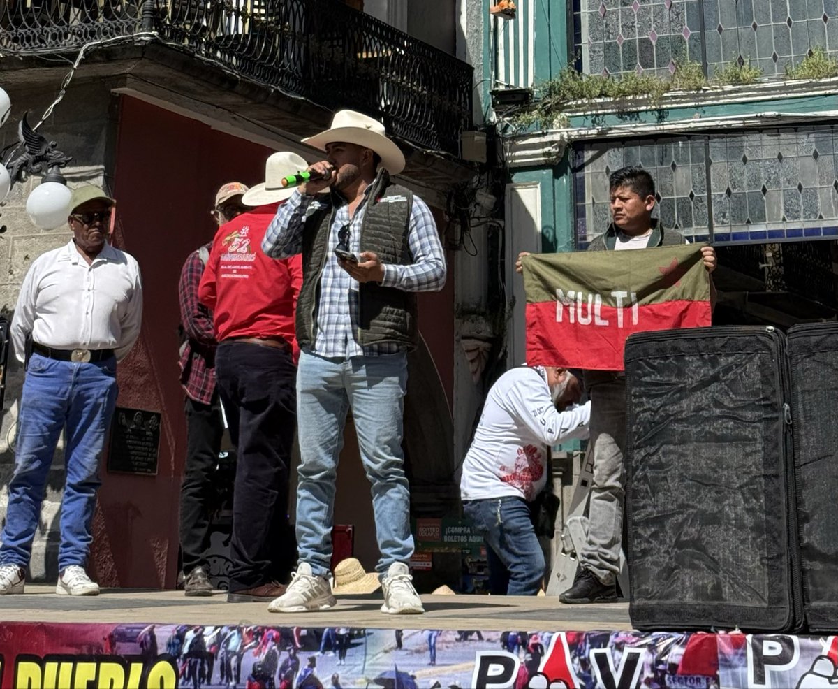 #Marcha | El de hoy, 28 de octubre del 2025, una comisión representativa de nuestro movimiento, marchamos junto a otras organizaciones magisteriales, sociales, campesinas e indígenas, en la ciudad de #Puebla, por el 52 aniversario de la #UPVA 28 de octubre.