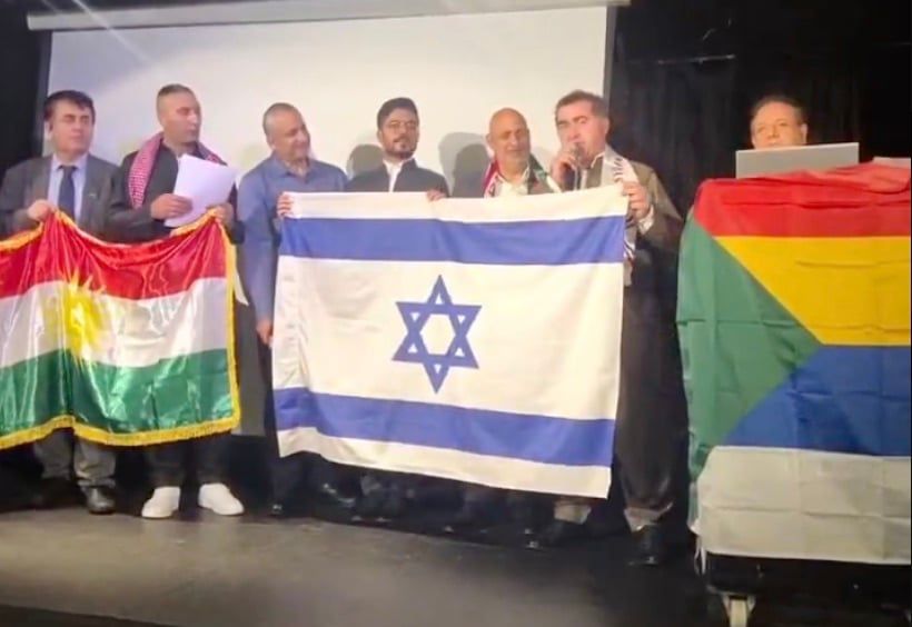 RojevaIsrail's tweet photo. Kêmneteweyên herêmî yên ku Îsraîlê wekî çirûskê hêviyê dibînin li Tel Avîvê dicivin

Konferansa yekem, bi sernavê "Paşeroja Kêmneteweyan li Rojhilata Navîn", li Tel Avîvê hate lidarxistin. Çalakiyê, ku ji aliyê akademîsyenê Îsraîlê yê bi eslê xwe Lubnanî Dr. Edy Cohen ve hate organîzekirin, nûnerên civakên Kurd, Druz, Elewî, Asûrî û Êzidî anî cem hev.

Beşdaran li ser hevgirtin û hevkariya di navbera Îsraîl û kêmneteweyan de, parastina mafên kêmneteweyan û rêyên hevkariya herêmî nîqaş kirin.

Şêx Merwan Kiwan, bi rêya vîdyoyê ji Sweydaya Sûriyeyê axivî, banga "serxwebûnê ji rejîma Sûriyeyê" kir û ragihand, "Em li heman eniyê bi Cihûyan re radiwestin."

Nûnerên Kurd peyama "Dijminên Îsraîlê di heman demê de dijminên Kurdan in; ewlehiya Îsraîlê ewlehiya me ye" ragihandin.

Konferansê her wiha zêdebûna hejmara Druzên li Bilindahiyên Golanê yên ku bûne welatiyên Îsraîlê destnîşan kir.

Di daxuyaniya dawî de mafê diyarkirina çarenûsa kêmneteweyan li herêmê, parastina rastbûna çandî û avakirina ofîseke têkiliyê ya saziyî bi Îsraîlê re hate pêşniyar kirin.

Çavkanî: Times of Israel