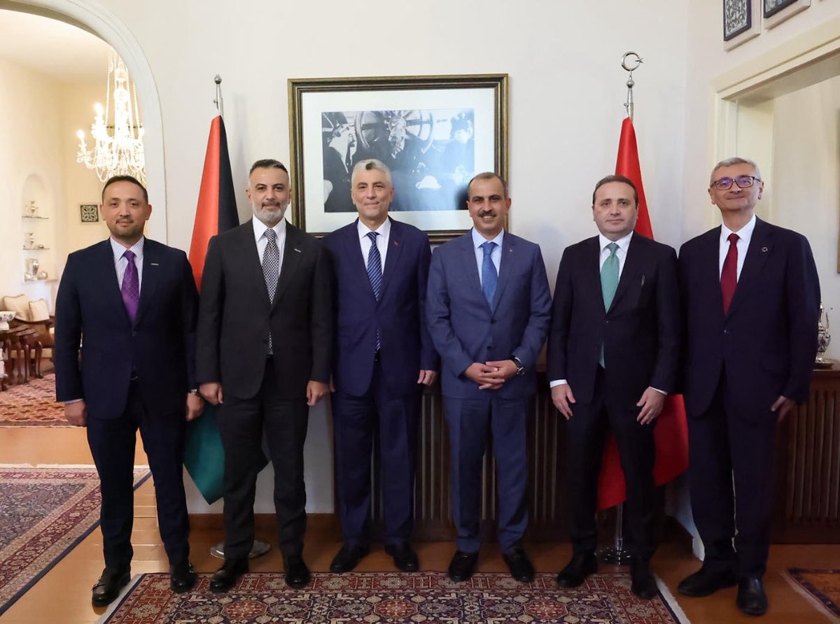 Ticaret Bakanımız Sayın Prof. Dr.Ömer Bolat ve heyetimizle birlikte Ürdün Amman Büyükelçiliğimizi ziyaret ettik.
Nazik ev sahiplikleri ve misafirperverlikleri için Ürdün Büyükelçimiz Sayın Yakup Caymazoğlu’na teşekkür ediyoruz.

Türkiye–Ürdün dostluk ve iş birliğinin her geçen