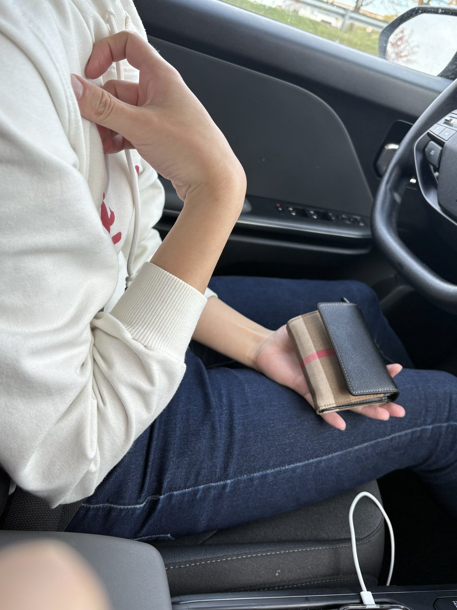 给狐狸拍的and给狐狸买的
p1文案：在兄弟的脚上尝到了女朋友牛子的味道，经三人讨论后一致通过😈😋