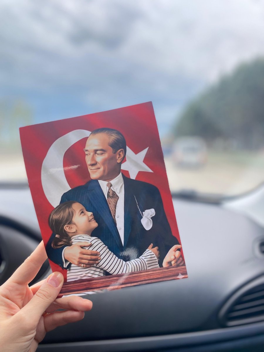 “Cumhuriyet fazilettir! Yaşasın Cumhuriyet, yaşasın özgür Türkiye!”

“Bugün bir milletin yeniden doğuşunun simgesidir. 29 Ekim Cumhuriyet Bayramı kutlu olsun!”

#29ekim
#cumhuriyetbayramı