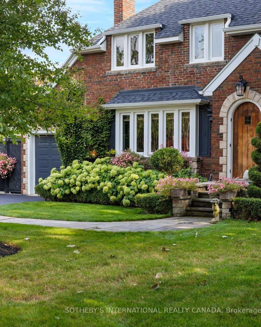 Erniearrizza's tweet image. Welcome to the Heart of Clarkson! 

797 CLARKSON ROAD S, Mississauga, ON
3 Beds | 2 Baths
Price: $1,899,000

#ClarksonLiving #CharmingHome #JustListed #RealEstate