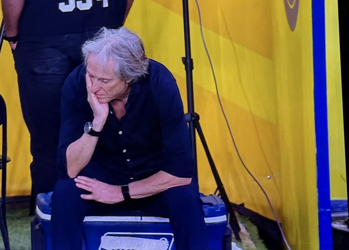 بعد ما كان ساطي مع "الهلال" و يحقق الانتصارات على الاتحاد، أصبح هزيل مع "النصر" و يتلقى الخسارة من الاتحاد…

بـ أختصار…

الهلال يعزك 💙👍🏻