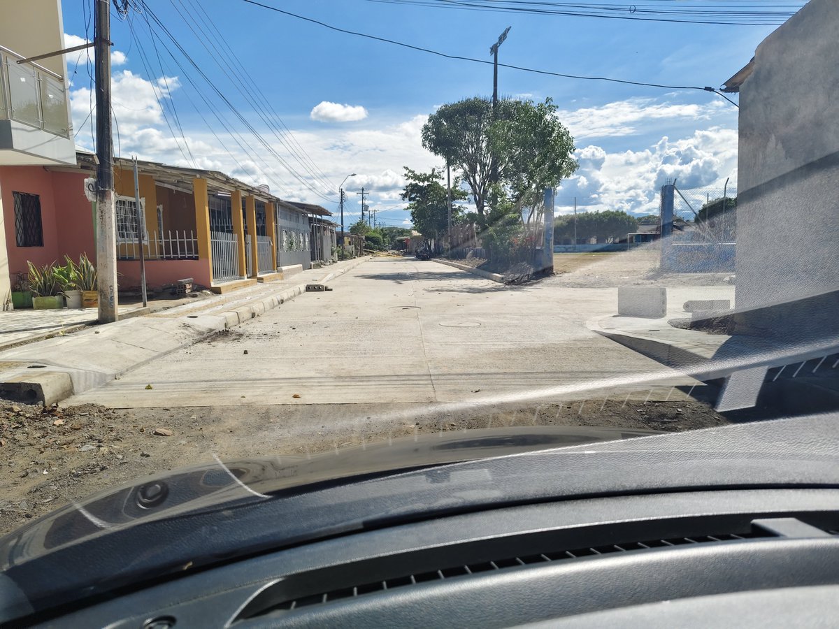 #Cantaclaro! Así va el pavimento en el barrio Cantaclaro Montería, casi en un 100%, en los próximos días estará el gobernador de Córdoba <a href="/ErasmoZB/">Erasmo Zuleta Bechara</a> inaugurado dicha obra; y enseguida se iniciará la remodelación de la cancha principal. #ObrasDeImpacto! 🚀
