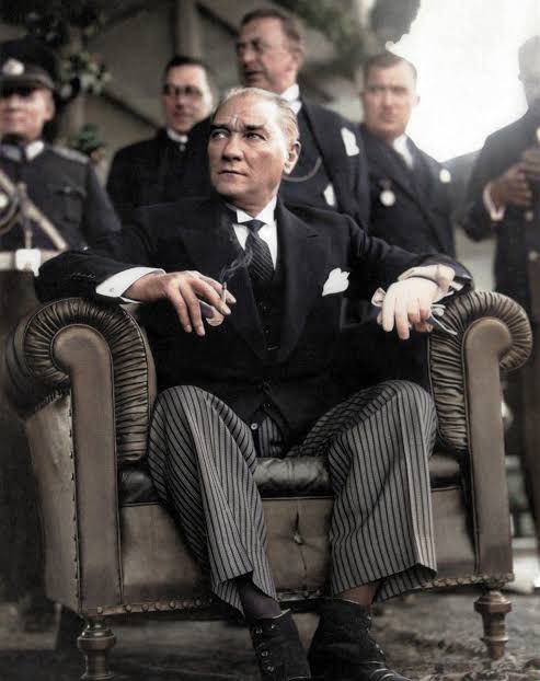 ____fractal's tweet image. 🇹🇷 “Cumhuriyet, düşünce serbestliği taraftarıdır.”
29 Ekim 1923’te halkın iradesiyle kurulan Cumhuriyet, özgürlüğün ve eşitliğin teminatıdır. 
GAZİ MUSTAFA KEMAL ATATÜRK’ü ve yol arkadaşlarını saygıyla anıyoruz.