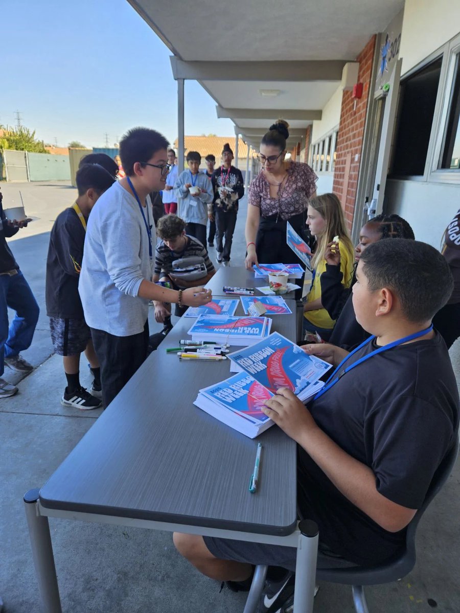tetzlaff12351's tweet image. Red ribbon Pledge Day! #ABCUSD