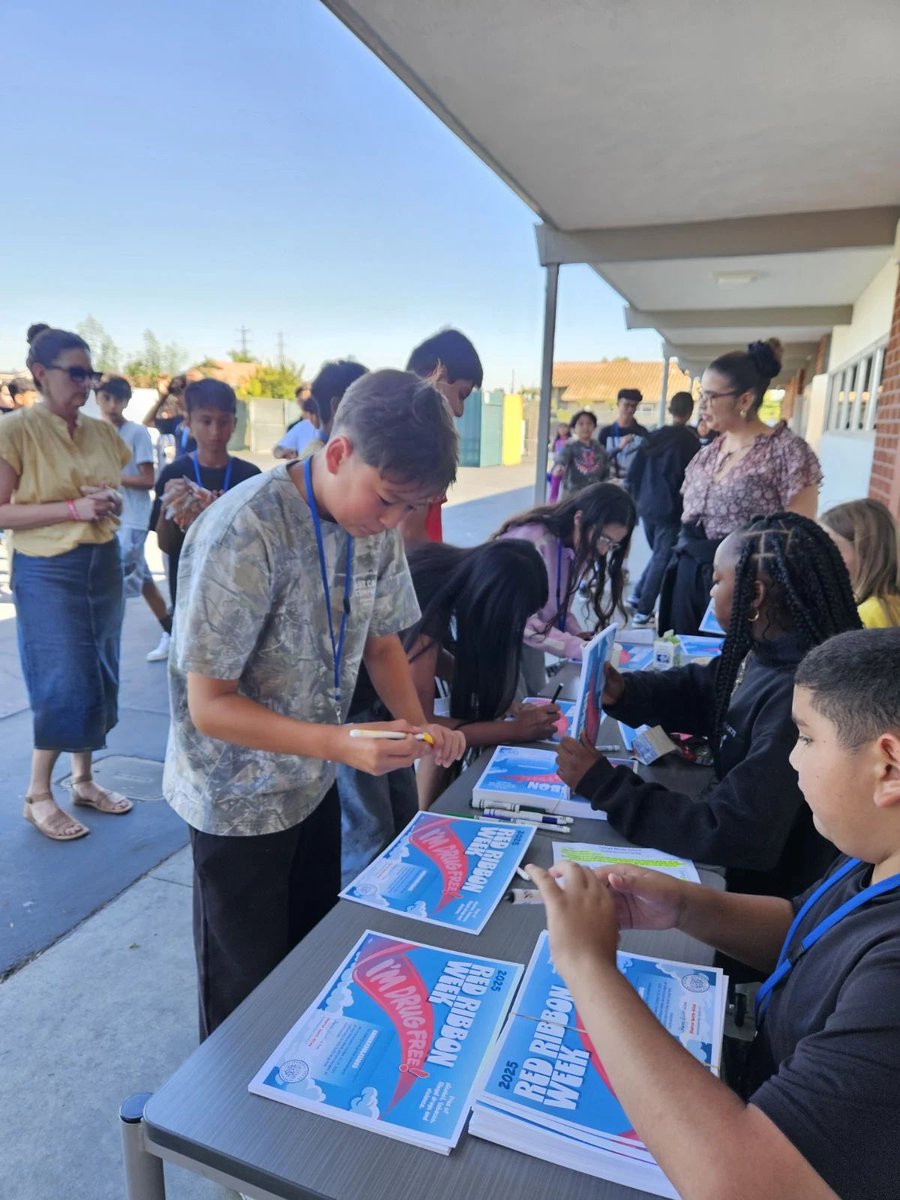 tetzlaff12351's tweet image. Red ribbon Pledge Day! #ABCUSD