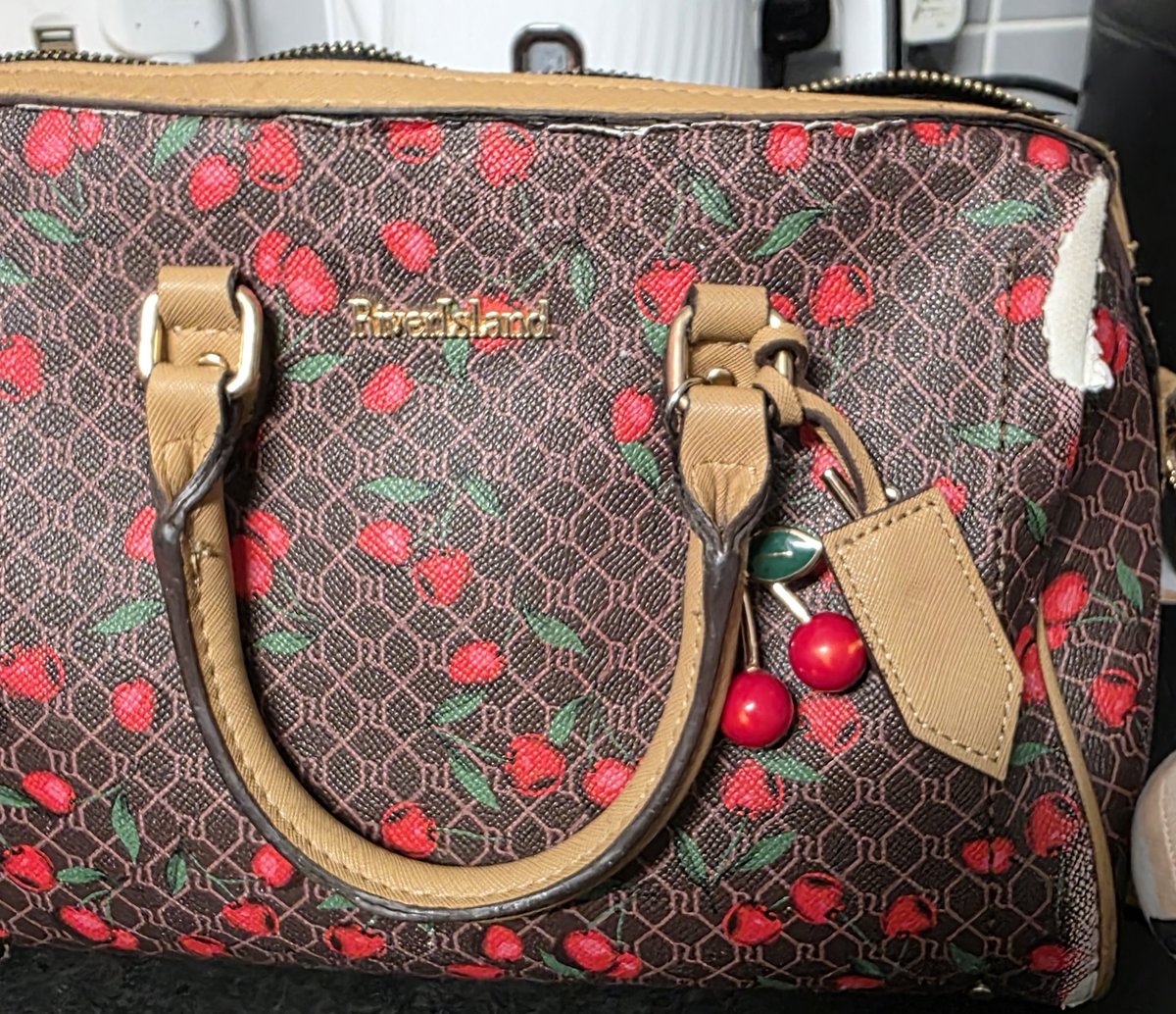 hotcherryrocks's tweet photo. I love @riverisland and always have a bag from them and have done for years, wanted this design as soon as I saw it, had it all of 3 months and its falling apart. £70 odd quid for the bag plus purse and I'm gutted I have to replace so soon 🍒 https://t.co/GRbS3ecjJC