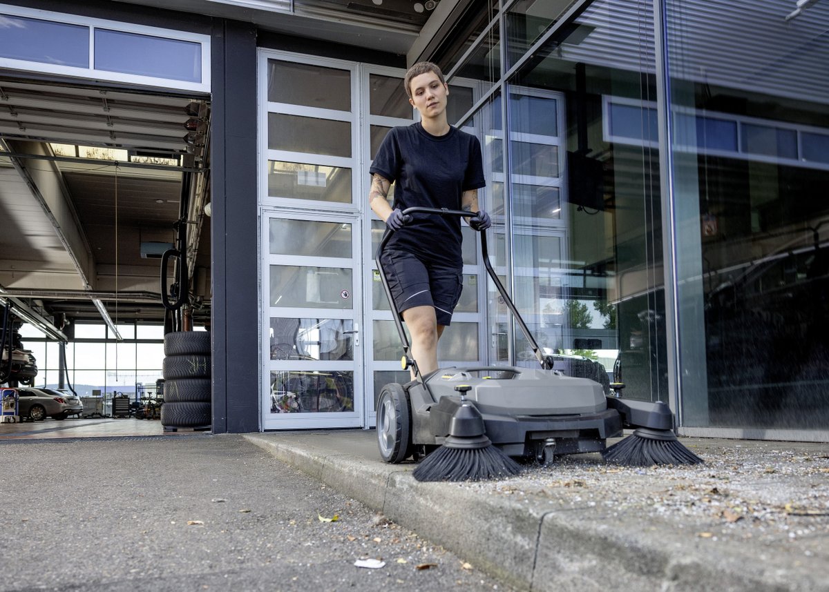Make fall clean-up easy with the KM 70/20 sweeper! 🍂 Free demo at your local Landa dealer: landa.com/en/special-off… 

#LandaTough #fall #autumn #autumnleaves #raking #sweeping #sweeper #fallcleaning #fallsale