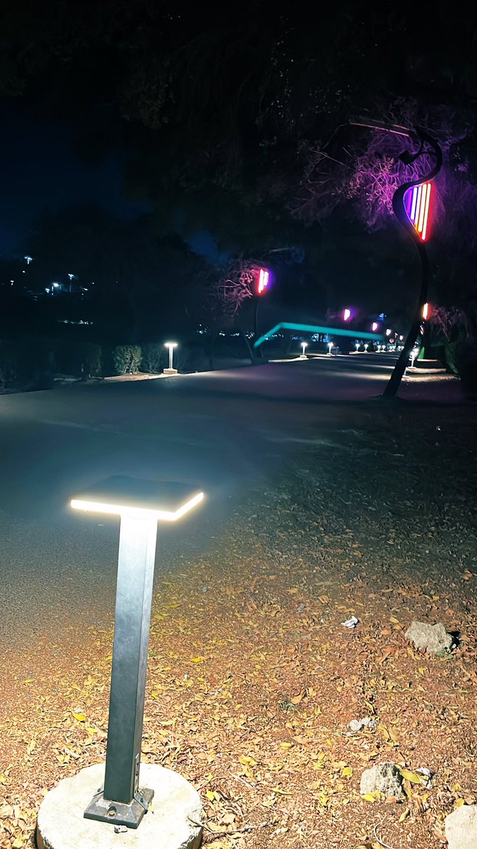 ومن شفتها ؛
ذبلت حروفي وسولفت بـ ألواني!!
محضّرلها عود شگـد غزل ..
بس ما سعفني لساني 🙏
#شعر_عراقي