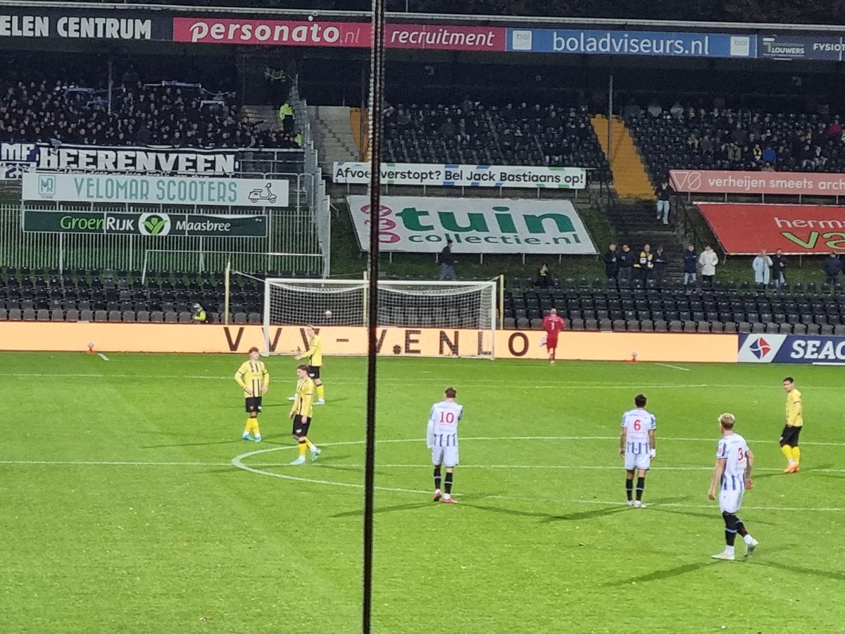 De Koel is klaar voor de jaarlijkse bekerwedstrijd. Want het zit er dik in dat het bekeravontuur er na vanavond weer op zit. De laatste keer dat VVV als 1e divisionist een eredivisieclub uitschakelde is alweer 20 jaar geleden. In 2005/06 won VVV met 1-2 bij FC Utrecht. #vvvhee