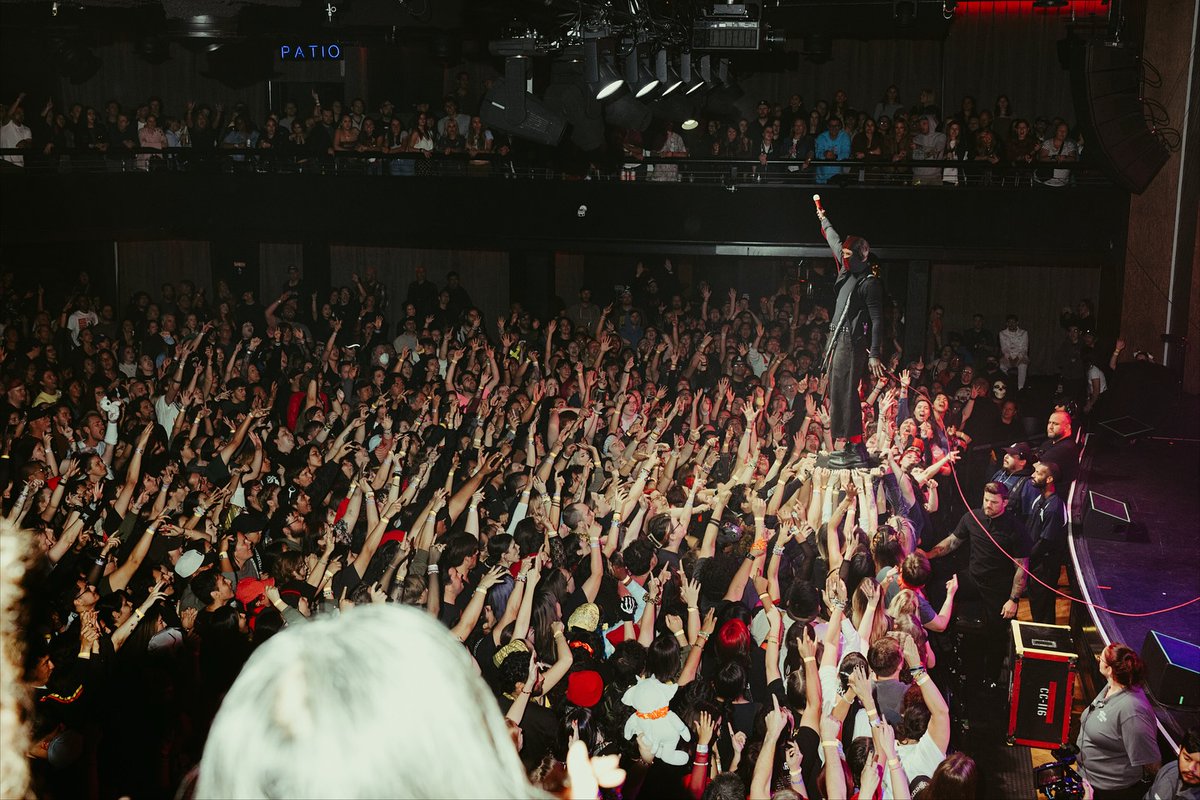 "Last week we threw a KROQ Private Show with @/twentyonepilots at @/thebellwetherla for 1,500 #twentyonepilots fans... and here's the proof! Were you one of the lucky ones who made it in?
📸:@/mase (1-16) &amp; @/codyblackout (17-18)"
Via @/kroq on Instagram 
1/5