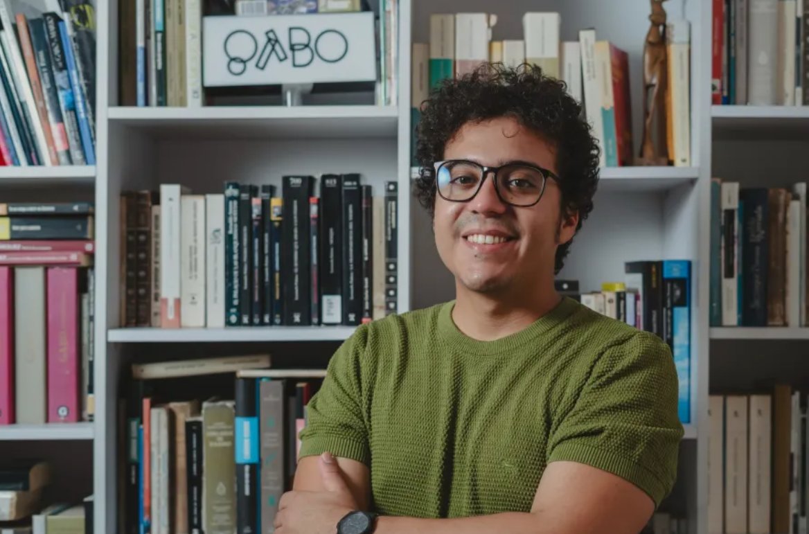 El editor e investigador del Centro Gabo, Orlando Oliveros, no solo estudia a #GabrielGarcíaMárquez: lo narra. 🌟

Encuentra en anécdotas simples —una receta de pescado o una pesadilla— la clave para entender la carpintería narrativa de un escritor que jamás dejaba nada al azar.