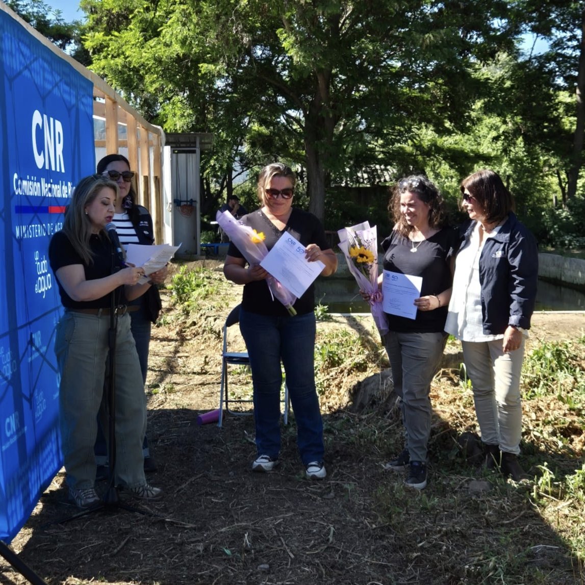 ¡Seca! 💪 La Comisión Nacional de Riego (CNR) acaba de entregar un reconocimiento a nuestra coordinadora Pierina Eltit por su constante y destacado trabajo por impulsar y promover la sustentabilidad del rubro agrícola.

Nosotros siempre hemos sabido que es de las mejores 😉