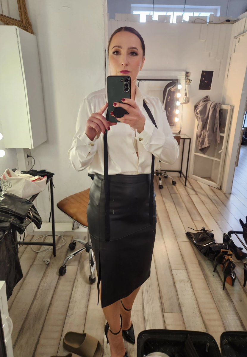 Ein Shooting-Tag geht zu Ende, den Anfang machte eine weiße Bluse...hat noch jemand eine Schwäche für weiße Blusen??