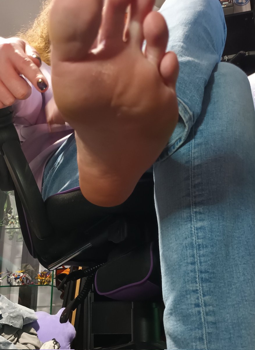 Go on, don't be shy!~

Kneel and worship, we both know it's what you want 🤭