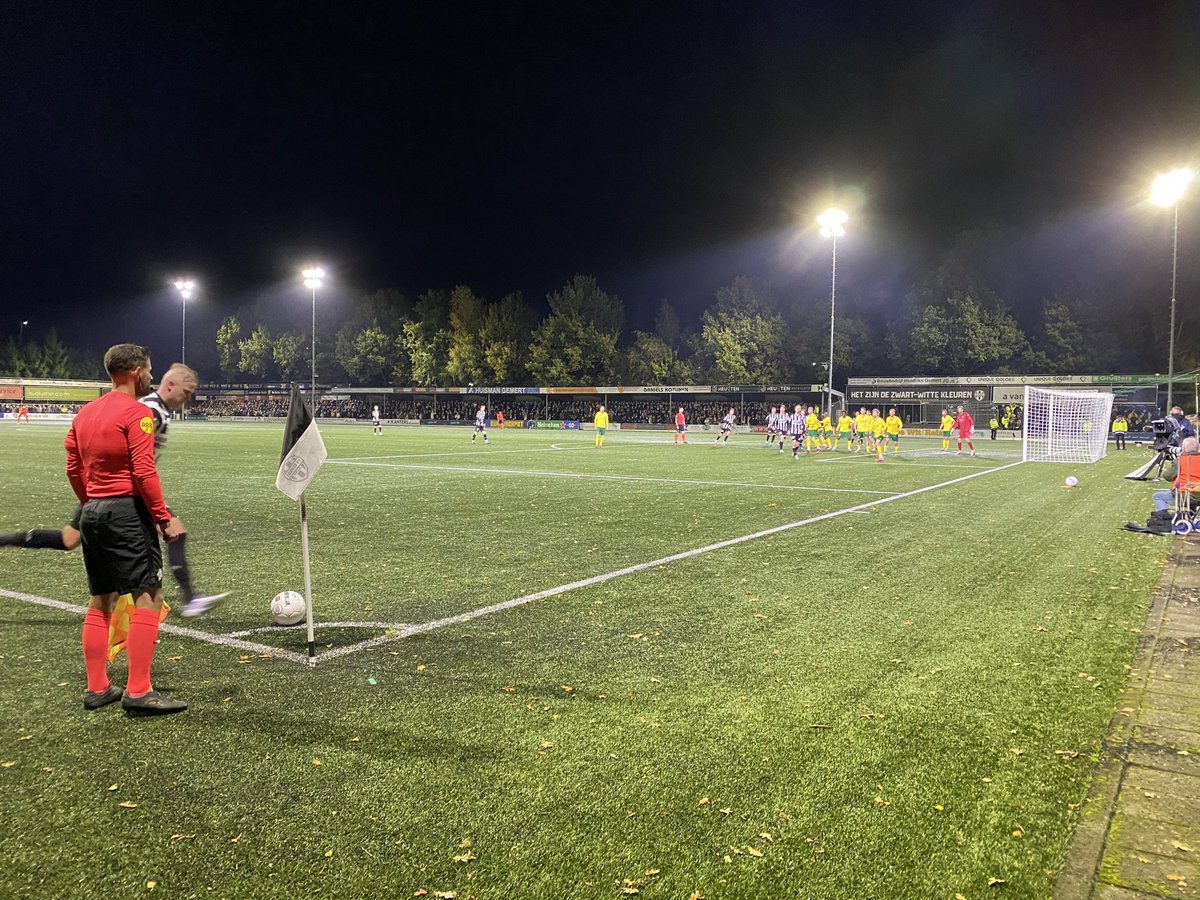 MartijnSchwill's tweet photo. Inpakken en wegwezen. Aan bekerpotjes met amateurs verbind je per definitie geen conclusies. Gemert deed wat het moest doen (behalve scoren) en maakte er een echte wedstrijd van. Fortuna bekert verder. 👍🏼 Complimenten voor @vvGemert (en @Coelen80).
Op naar vrijdag! #gemFOR https://t.co/RfW7THQBx1