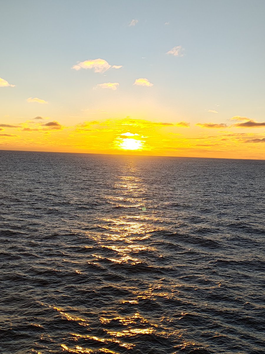 Sola går ned i havet
