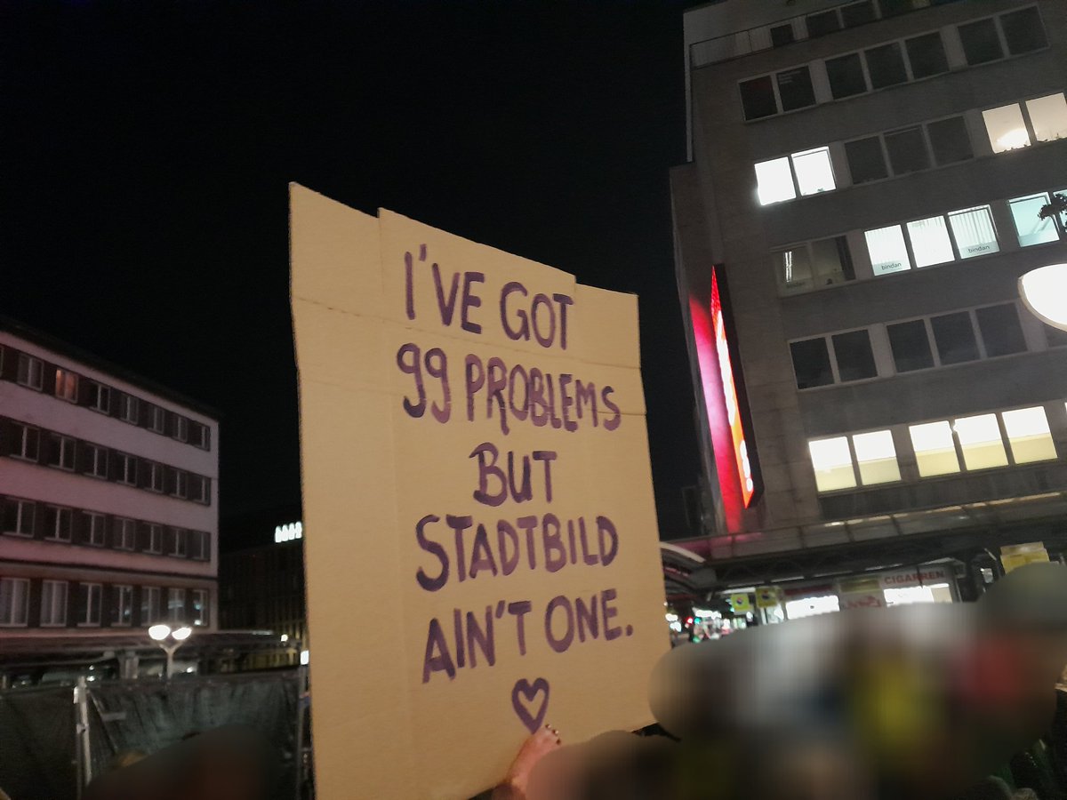 reclaimrosalux1's tweet photo. Heute waren wir bei der #Stadtbild-Demo in #Duisburg vor der dortigen CDU-Geschäftsstelle dabei. Ein Redner: Grünen-Parteivorsitzender Felix Banaszak. Zu #Spahn: Zumindest als wir am Hbf ankamen und wieder zurückfuhren sind wir unversehrt durchgekommen.

#du2810 https://t.co/HqrfaLkOKk