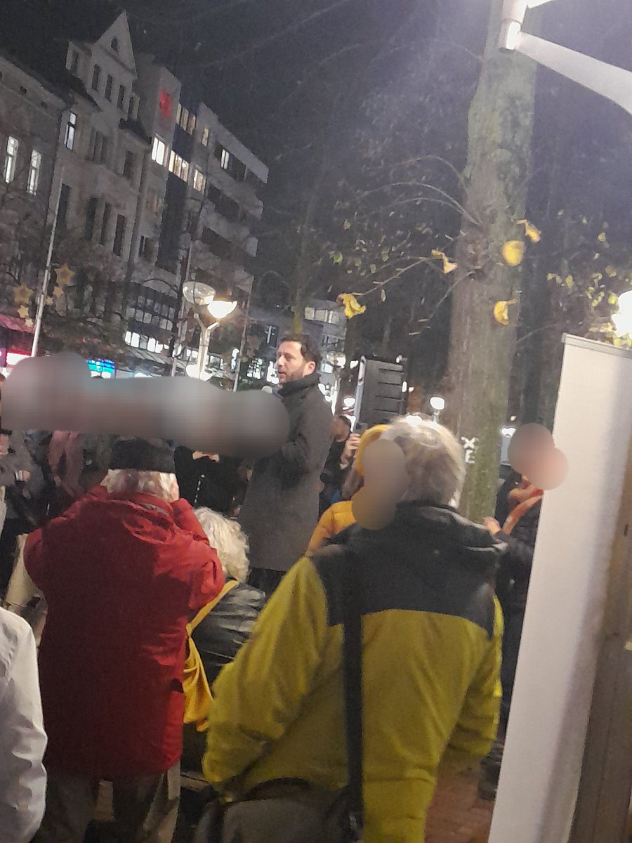 reclaimrosalux1's tweet photo. Heute waren wir bei der #Stadtbild-Demo in #Duisburg vor der dortigen CDU-Geschäftsstelle dabei. Ein Redner: Grünen-Parteivorsitzender Felix Banaszak. Zu #Spahn: Zumindest als wir am Hbf ankamen und wieder zurückfuhren sind wir unversehrt durchgekommen.

#du2810 https://t.co/HqrfaLkOKk