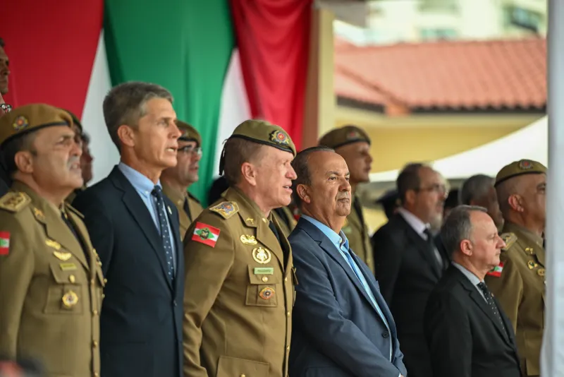 🔴 "DITADURA INTERNA" ⚠️

O Governador Jorginho Mello (PL) PUNE quem ousa criticá-lo. Essa é a realidade denunciada por soldados, cabos e sargentos da PM de Santa Catarina. Os praças afirmam viver em um ambiente constante de perseguição, medo e desigualdade sob o comando do