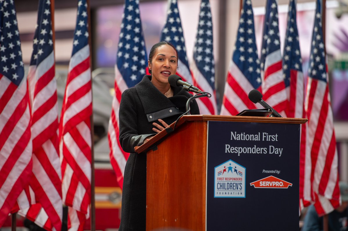 NYPD1stDep's tweet image. Honored to mark National First Responders Day with our NYPD family and partners across FDNY, EMS, PAPD, and agencies nationwide—standing together in Times Square as Jon Stewart hosted the Roll Call of Heroes. Your courage and quiet professionalism inspire us every day.