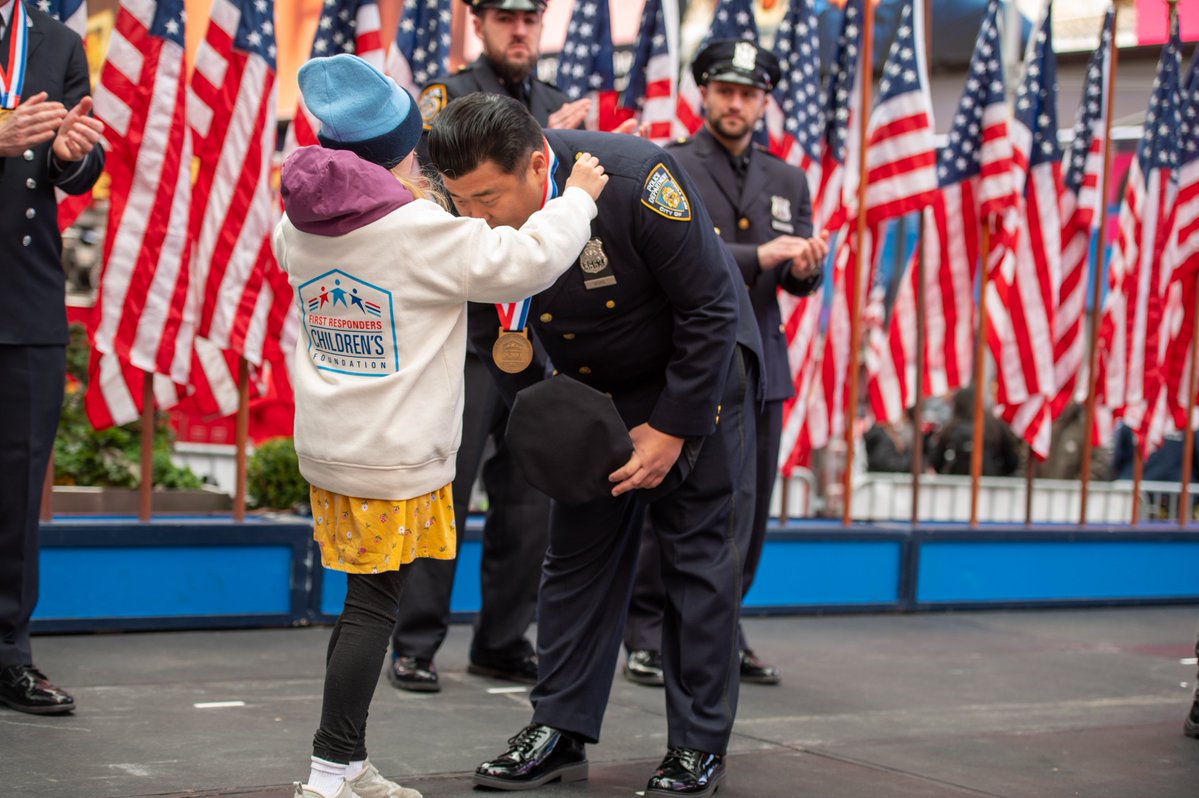 NYPD1stDep's tweet image. Honored to mark National First Responders Day with our NYPD family and partners across FDNY, EMS, PAPD, and agencies nationwide—standing together in Times Square as Jon Stewart hosted the Roll Call of Heroes. Your courage and quiet professionalism inspire us every day.