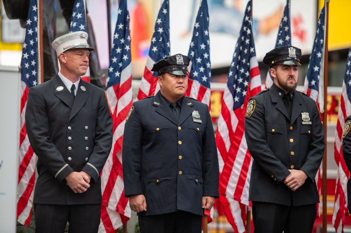 NYPD1stDep's tweet image. Honored to mark National First Responders Day with our NYPD family and partners across FDNY, EMS, PAPD, and agencies nationwide—standing together in Times Square as Jon Stewart hosted the Roll Call of Heroes. Your courage and quiet professionalism inspire us every day.