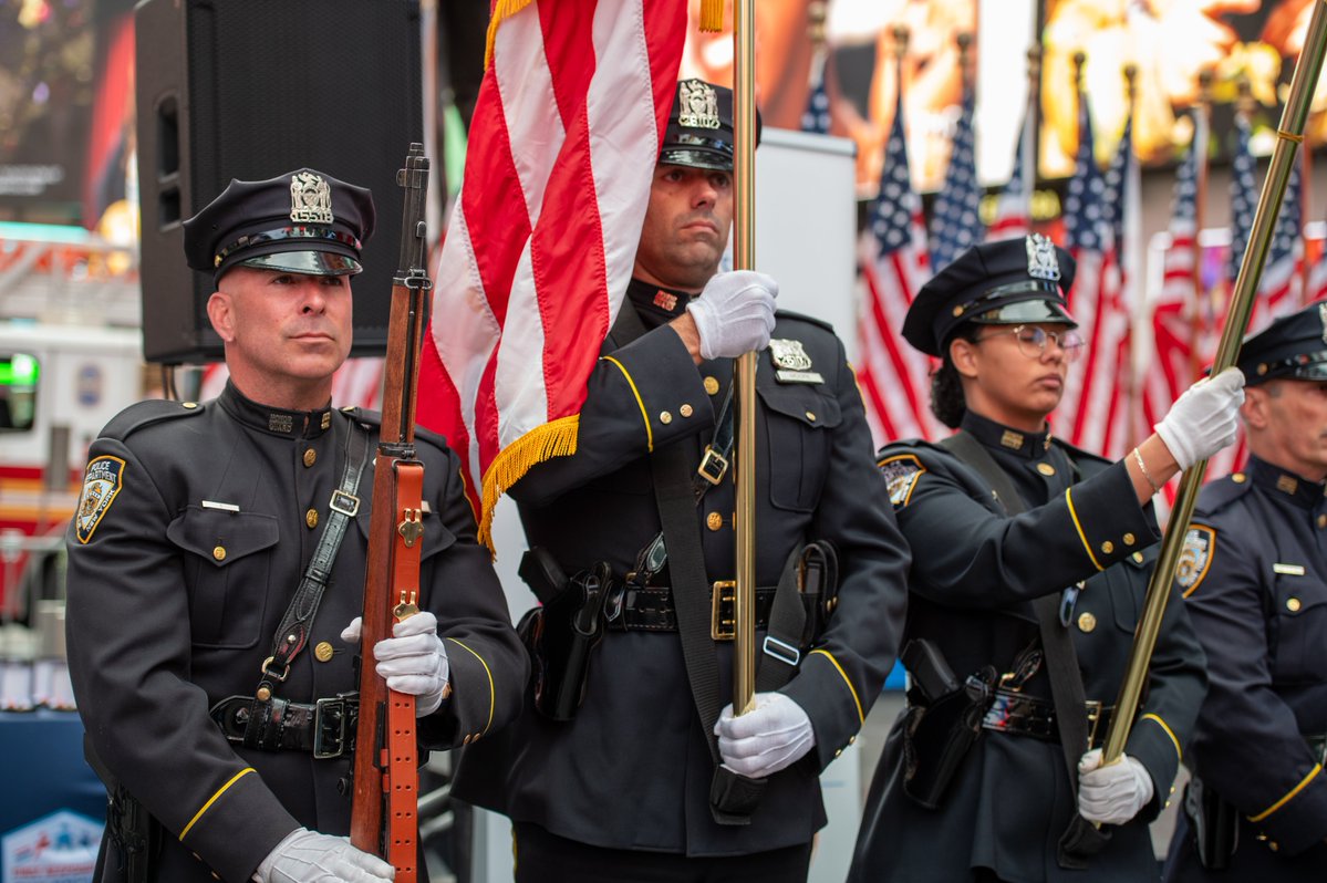 NYPD1stDep's tweet image. Honored to mark National First Responders Day with our NYPD family and partners across FDNY, EMS, PAPD, and agencies nationwide—standing together in Times Square as Jon Stewart hosted the Roll Call of Heroes. Your courage and quiet professionalism inspire us every day.