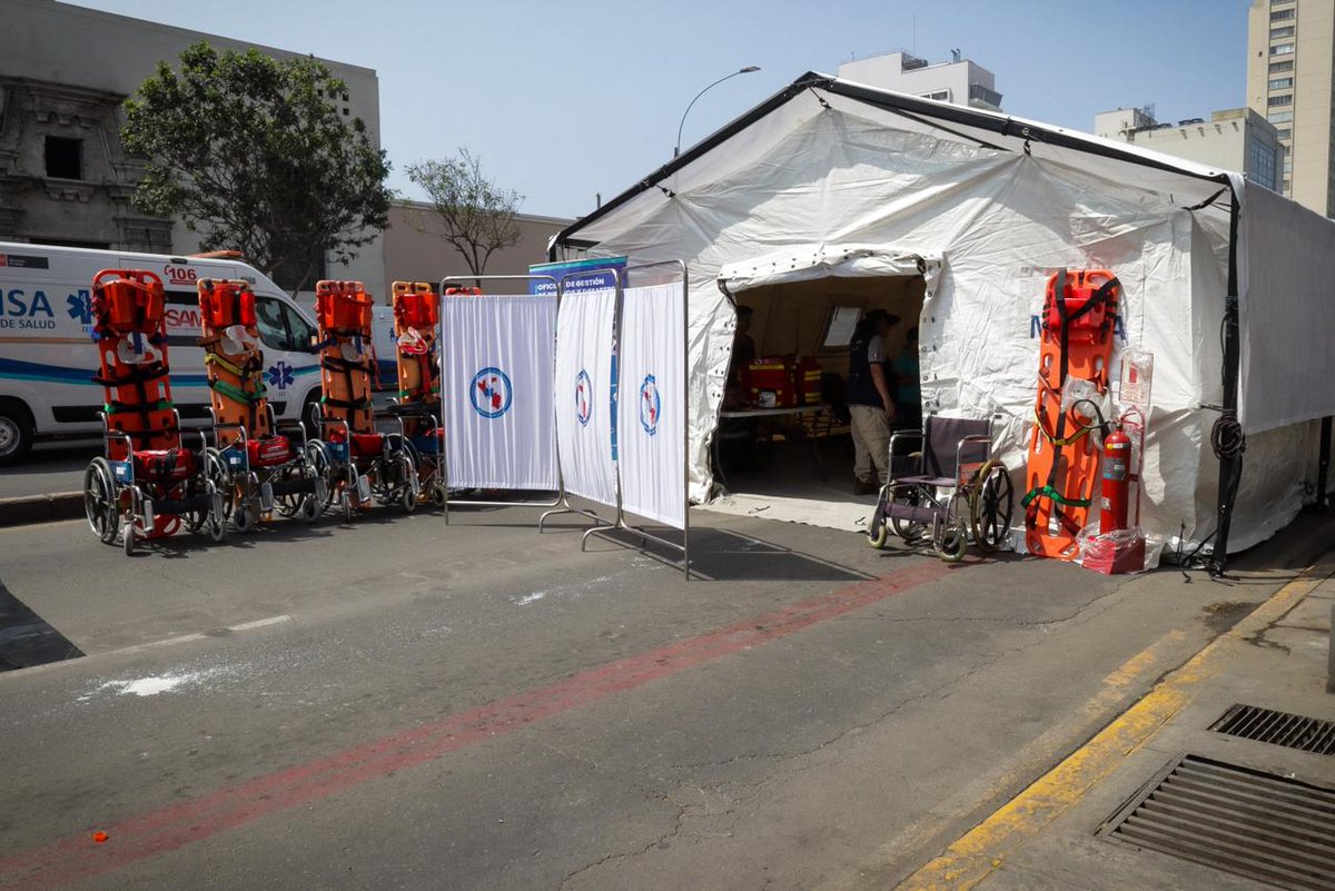 Minsa_Peru's tweet photo. El Minsa, a través de @digerd_minsa, informa que durante los últimos cuatro recorridos del Señor de los Milagros se brindaron más de 700 atenciones al público asistente. 

➡️ Además, se movilizaron más de 500 brigadistas, 65 ambulancias y 21 puestos médicos. https://t.co/kIoAuMN5hn