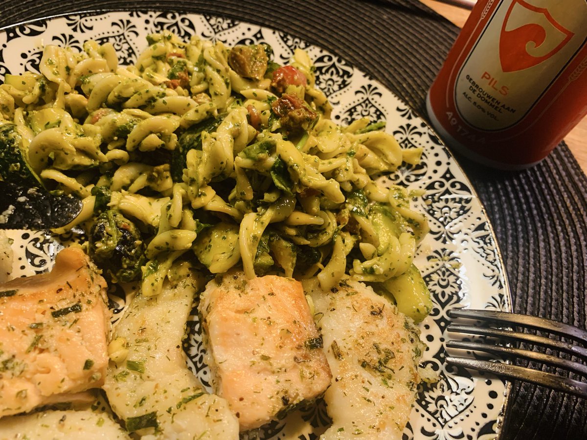 Was lekker! Koude pasta pestosalade met zalm en pangasus roerbak…