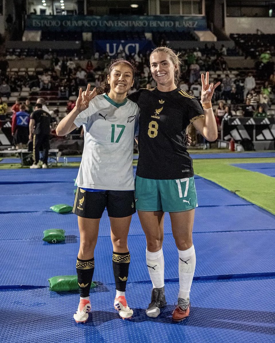 SunDevilSoccer's tweet image. A Sun Devil Soccer reunion 🤩 Alexia Delgado and Gabi Rennie rocking the jersey swap after their match!