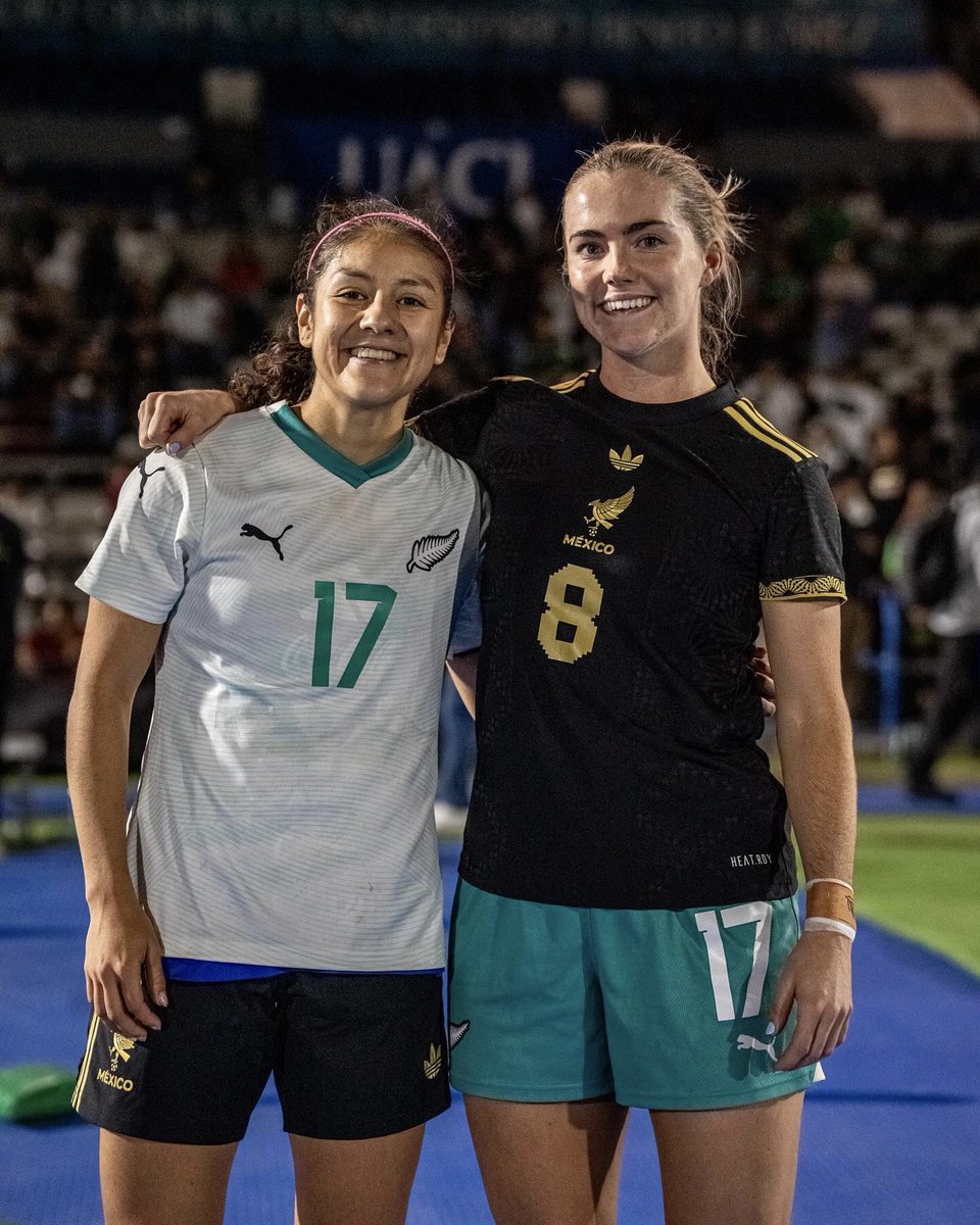 SunDevilSoccer's tweet image. A Sun Devil Soccer reunion 🤩 Alexia Delgado and Gabi Rennie rocking the jersey swap after their match!