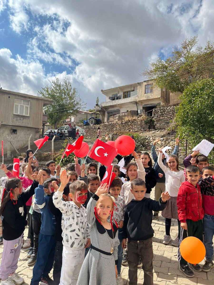 SehitDundar's tweet photo. Okulumuz da 29 Ekim Cumhuriyet Bayramı coşkuyla kutlandı emeği geçen öğretmenlerimize ve öğrencilerimize teşekkür ederiz. https://t.co/j154SxbNdG